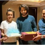 bandla-ganesh-invites-mahesh-babu-to-daughters-wedding-meets-varanasi-star-with-family-fb.jpg
