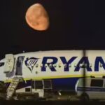 schoenefeld-_-federal-police-inspect-a-ryanair-aircraft-after-the-unscheduled-la.jpg