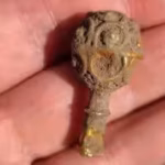 a-20-year-old-archaeology-student-found-gold-just-90-minutes-into-her-first-dig-the-1200-year-old-di.avif