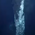 an-underwater-chimney-collapsed-at-a-pacific-hydrothermal-vent-scientists-discovered-a-new-one-growi.avif