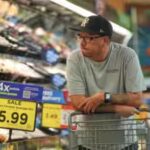 us-consumers-sentiment-falls.jpg